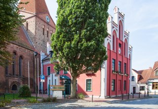 The town hall is located right next to the church., &copy; Frank Burger