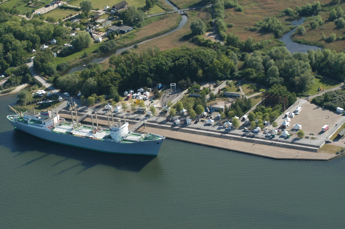 Widok z lotu ptaka na promenadę portową FLAIR AM MEER // &copy; inRostock