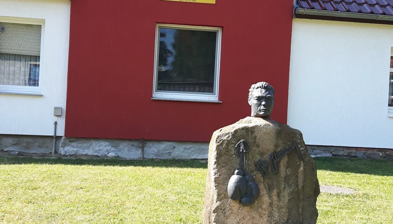 Kamień upamiętniający Maxa Schmelinga przed Geburshaus, © Angelika Michaelis