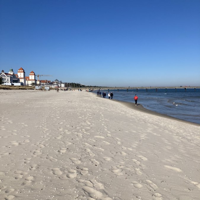 Kilometerslang wit droomstrand met pier en Kurhaus Binz, © www.binz-ferienhaus.de