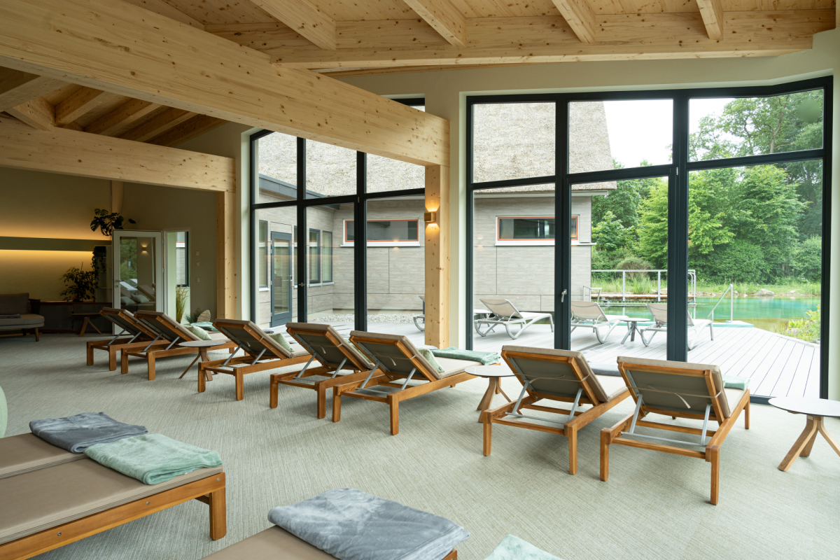 2024-05-BEECH-Plau-WALD-SPA-innen-Ruhehaus-Liegen-Fensterblick, &copy; BEECH Resort Plauer See