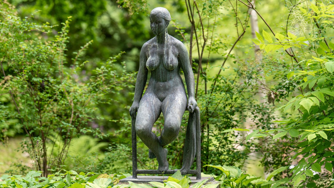 Sculpture of a seated woman at Rostock Zoo. // &copy; Zoo Rostock/ Dr&uuml;bbisch