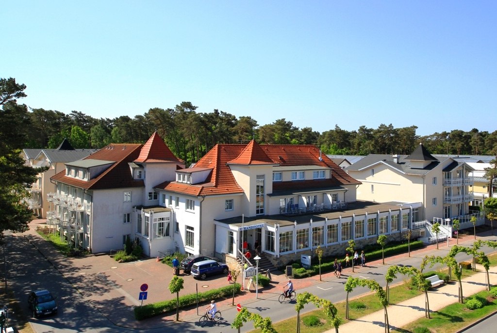 Vooraanzicht van Strandhotel Baabe, © Strandhotel Baabe Vooraanzicht van Strandhotel Baabe, © Strandhotel Baabe