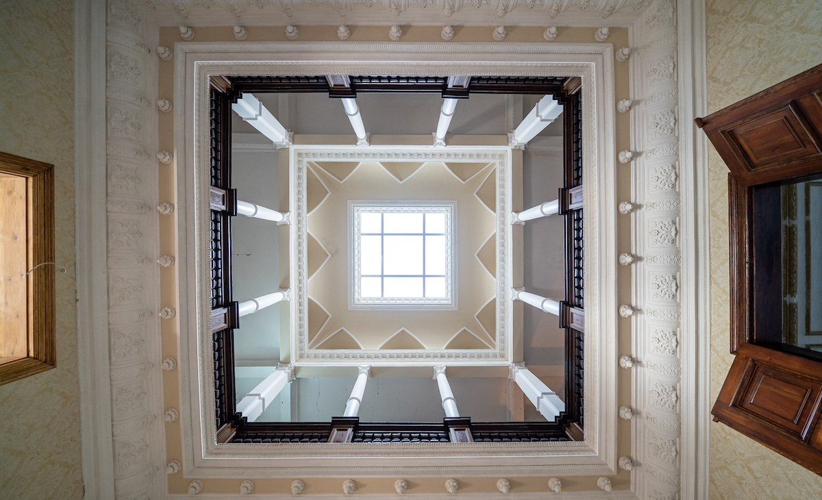 Staircase with gallery in the Gorow manor, © Domusimages