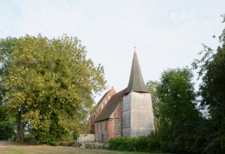 De middeleeuwse dorpskerk van Kuppentin in de nazomer., © Tourismusverband Mecklenburg-Schwerin
