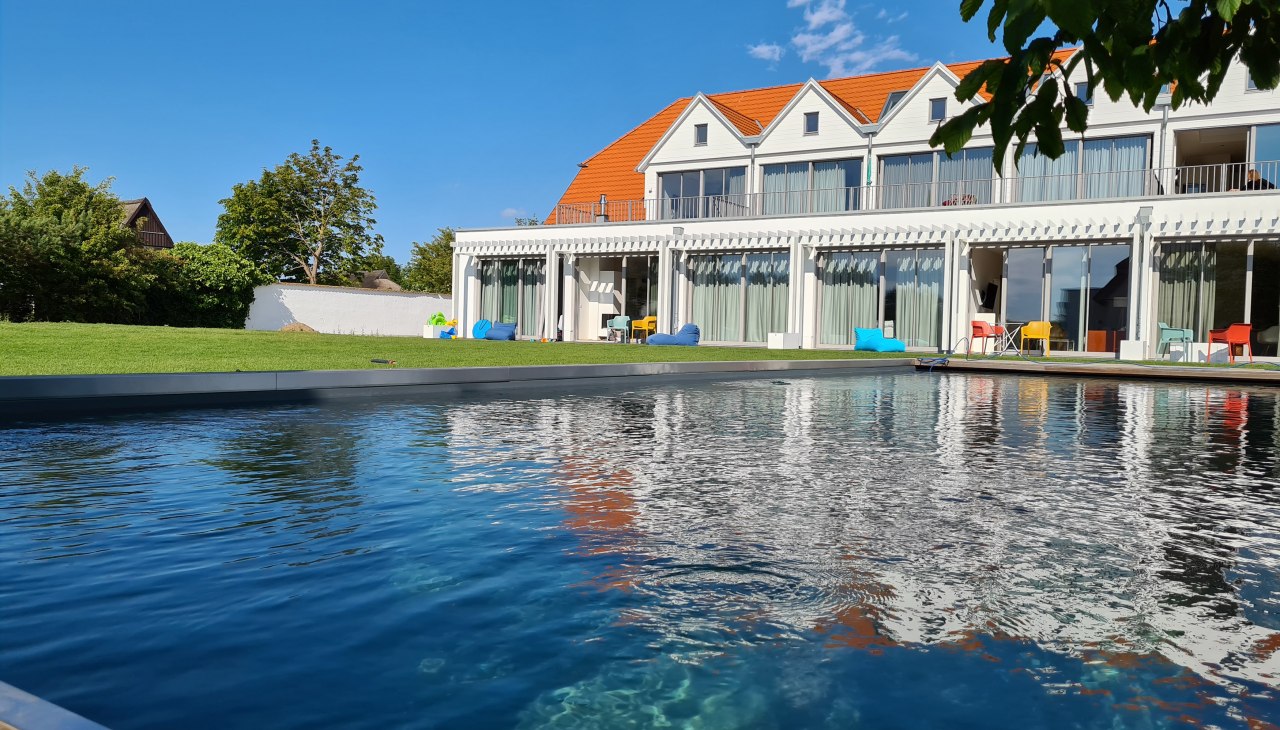 Bio zwembad met uitzicht naar buiten, © Hiddenseezimmer