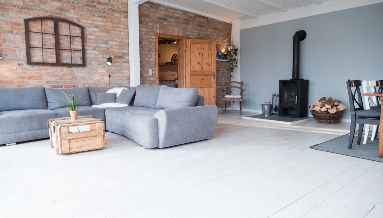 Living and dining area in the small vacation home of the former wash house, © Rittergut Damerow / Lars Schönherr Fotografie