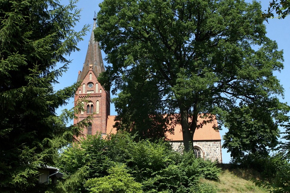 Buitenaanzicht van de kerk // &copy; Sabrina Wittkopf-Schade
