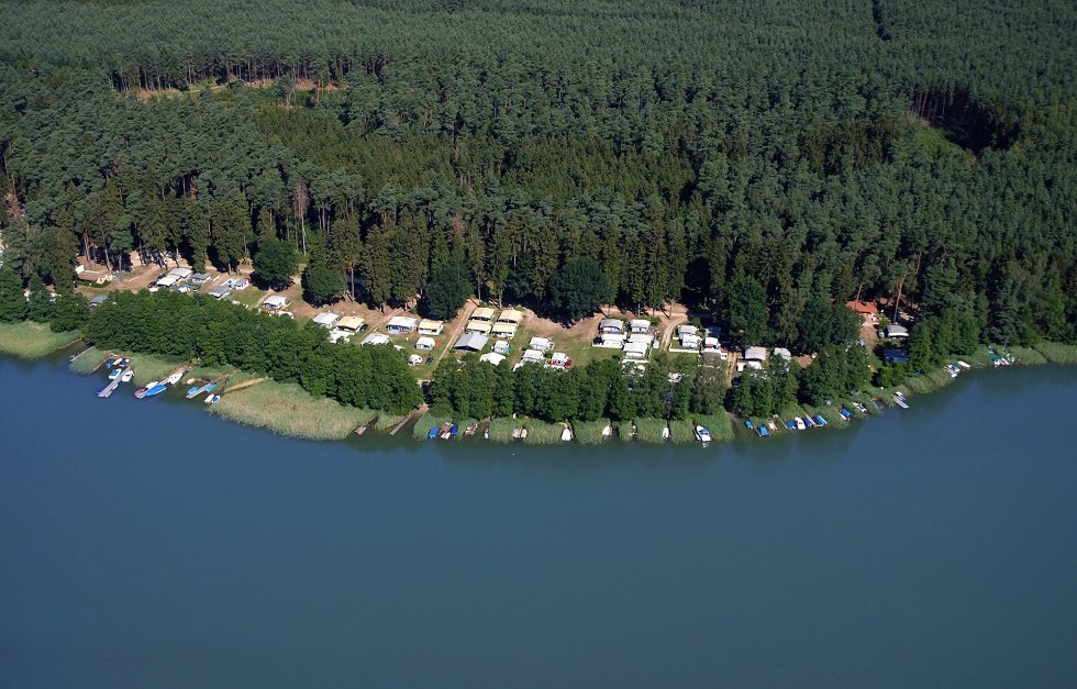 Ciesz się ciszą i spokojem tuż nad jeziorem w środku rozległych las&oacute;w. // &copy; Haveltourist