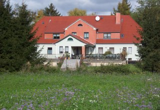 Friedrichshof manor house - lake side // &copy; Herrenhaus Friedrichshof
