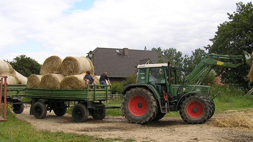 Tractor rijden op het platteland, © Biohof Donst
