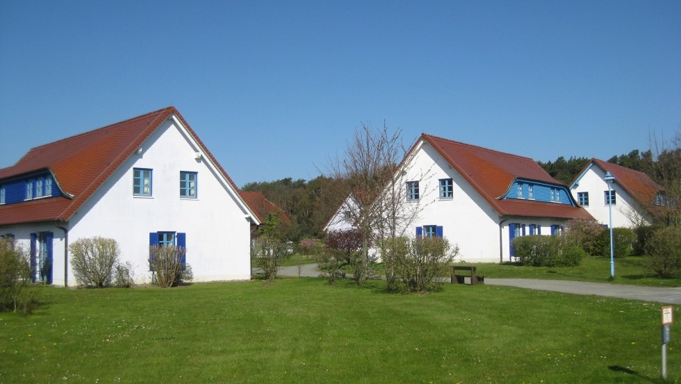 De huizen liggen verspreid over het uitgestrekte terrein vlakbij het strand., © TMV