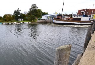 Kleiner Hafen in Kuhle am Wieker Bodden. // © Tourismuszentrale Rügen Kleiner Hafen in Kuhle am Wieker Bodden. // © Tourismuszentrale Rügen