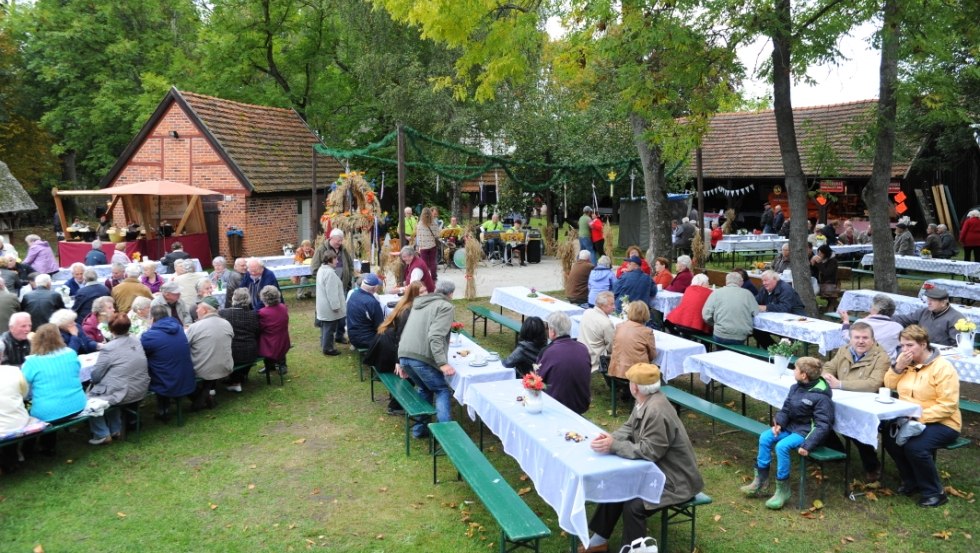 Muziek en dans tijdens het Schlachte- und Kartoffelfest, het openingsfeest van de 2e Tüffelwochen, © TMV / Foto@Andreas-Duerst.de