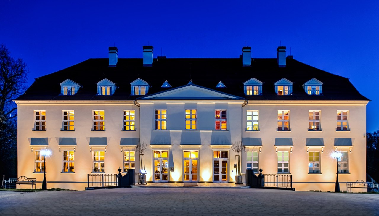 Przyjemne uczucie, że dotarliśmy na miejsce, pozwalając, by czas choć raz stanął w miejscu i w pełni delektując się chwilą. Dla nas jest to uosobienie "bycia mile widzianym". Wizyta u nas powinna dać ci dokładnie to, a także obudzić chęć ponownego doświadczenia niezwykłej gościnności w Rattey., © Inselmühle Usedom GmbH | Hotel Schloss Rattey