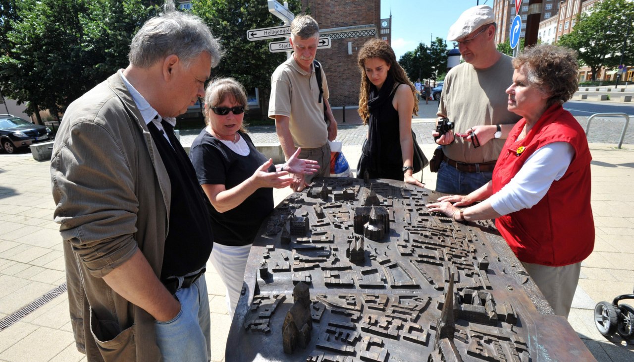 Dotykowy model historycznego centrum Rostocku zapewnia dobrą orientację osobom niewidomym i niedowidzącym., &copy; TZRW/Joachim Kloock