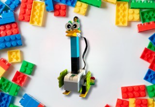 Ein kleiner Roboter wurde mit Lego gebaut und programmiert und ist auf einen weißen Hintergrund projeziert. // © Stadtbibliothek Stralsund Ein kleiner Roboter wurde mit Lego gebaut und programmiert und ist auf einen weißen Hintergrund projeziert. // © Stadtbibliothek Stralsund