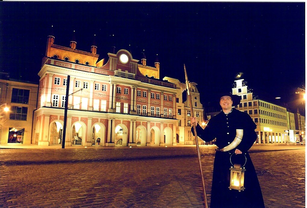 The Rostock night watchman in front of the town hall // &copy; HTR Hansetouristik Rostock