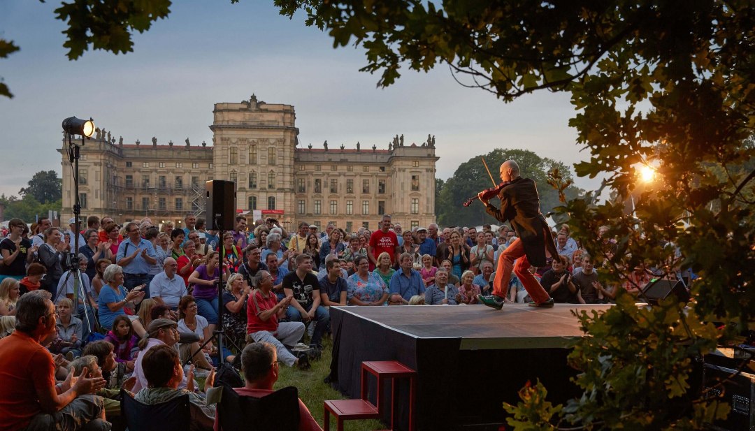 Sinds 1995 staan de barokke paleistuinen van Ludwigslust elk jaar in augustus in het middelpunt van de belangstelling als internationale artiesten optreden op meer dan 20 podia. Ze vermaken en betoveren het publiek met kunst en acrobatiek, komedie en clownerie, maskers en marionetten, poppenspel en pantomime., © TMV/Grundner