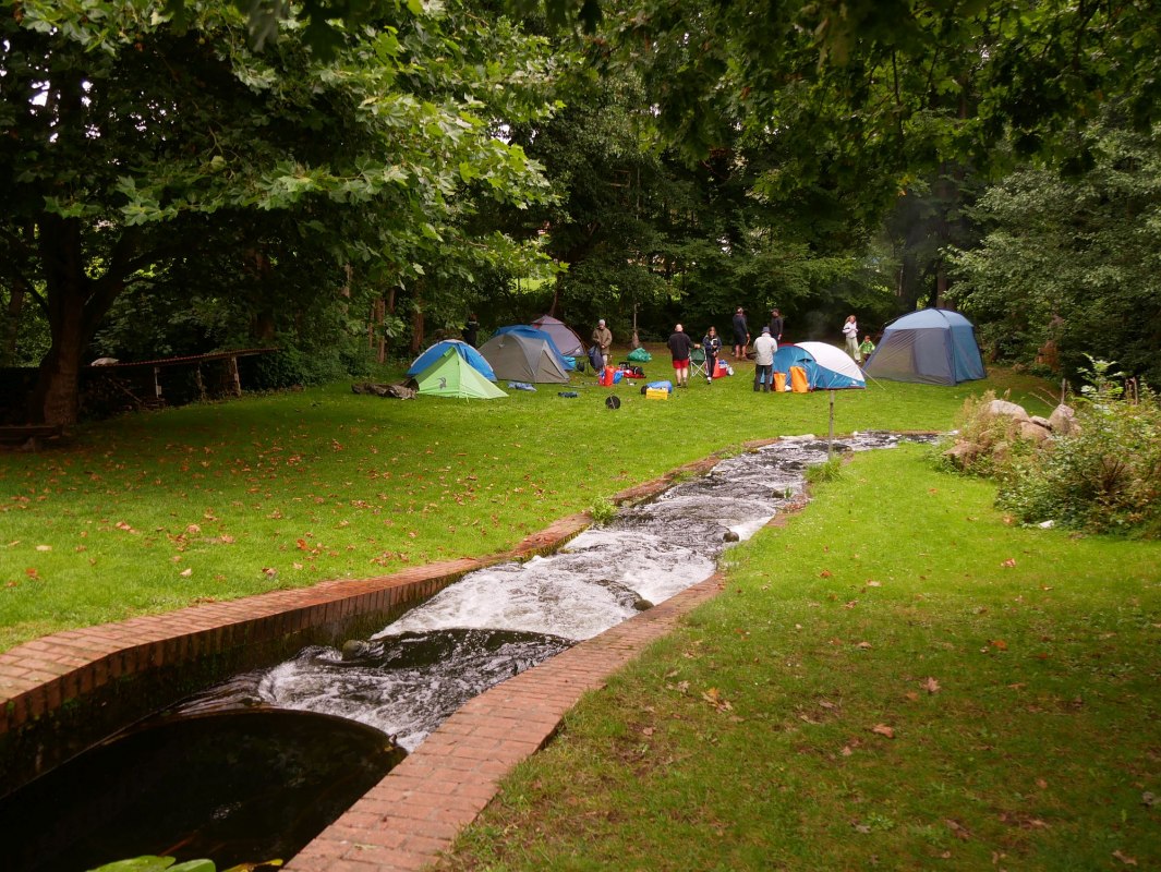 Namiotowa łąka przy obozie kajakowym w Borkowie // &copy; Kanucamp Borkow