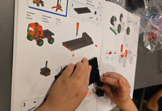 Two children's hands build a Lego car with the help of instructions // &copy; Stadtbibliothek Stralsund