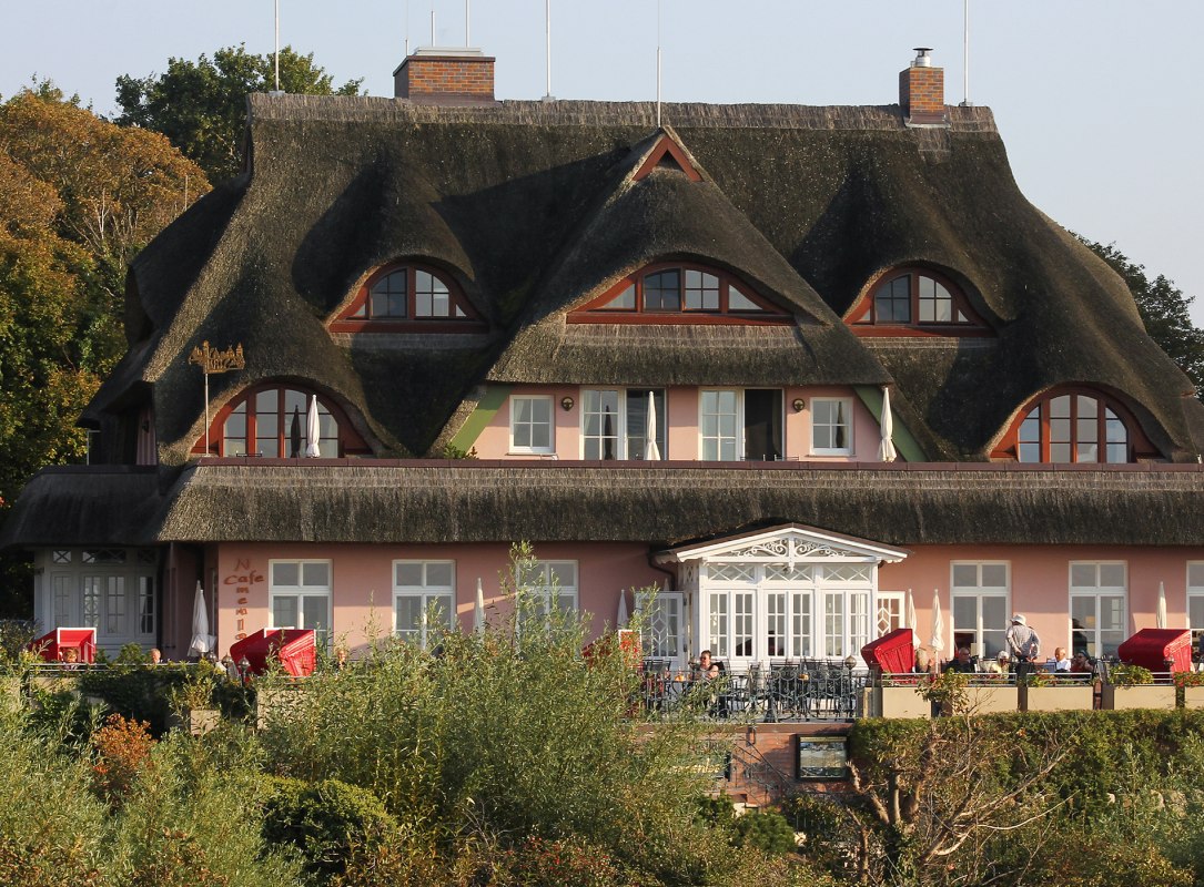 Hotel & Restauracja Namenlos, widok z przejścia na plażę // &copy; Welfendesign, Rostock (umfassende Nutzungsrechte beim Ahrenshooper Hof vorhanden)