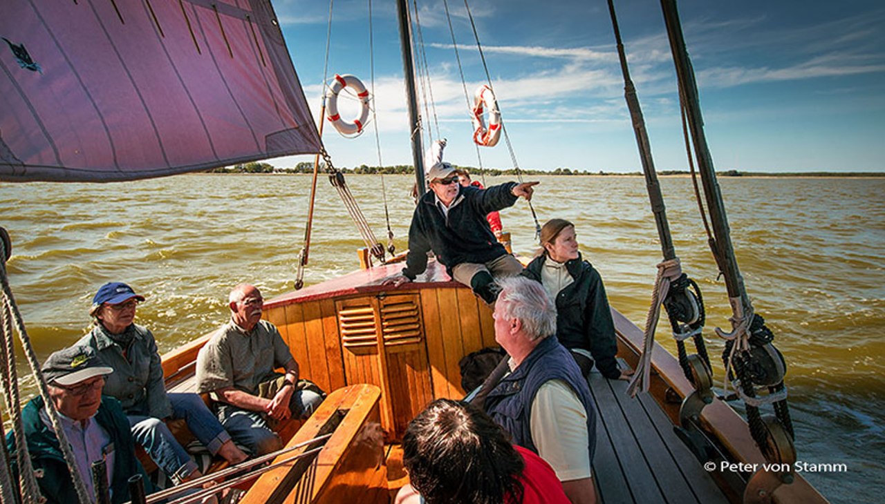 Zeesloep varend op de Saaler Bodden vanuit de haven van Althagen, © Peter von Stamm