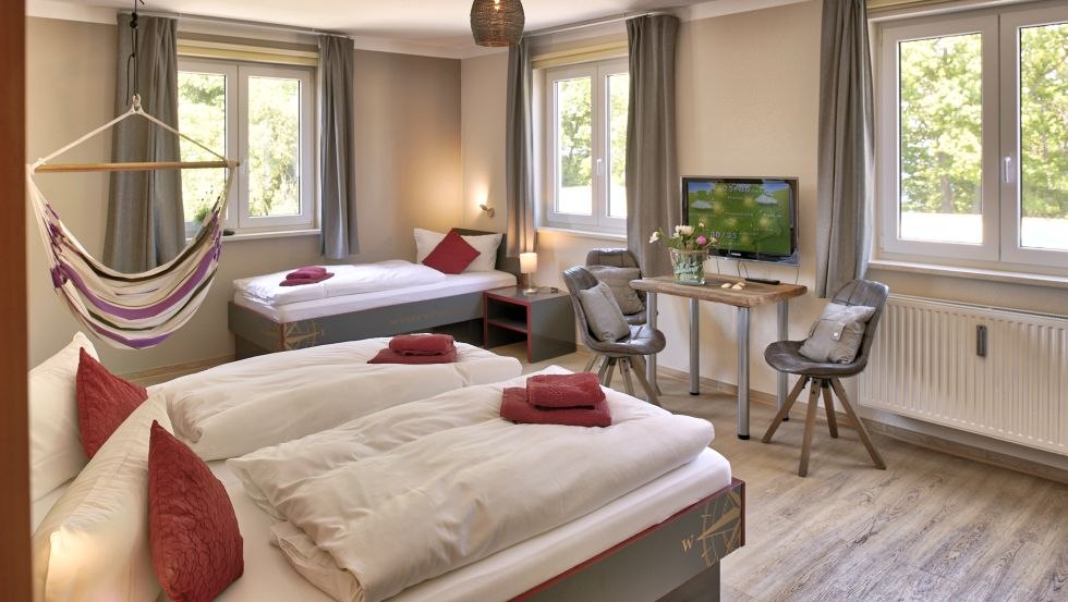 3 bed room with hammock // © feels Beach Club Hotel Kühlungsborn 3 bed room with hammock // © feels Beach Club Hotel Kühlungsborn