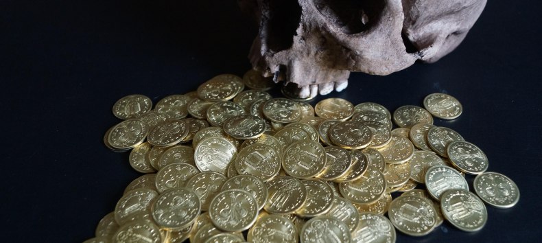 De goudschat die in 1545 in Sternberg werd gevonden, stamt uit de tijd van Störtebeker en wordt als replica tentoongesteld., © Stadt Warin
