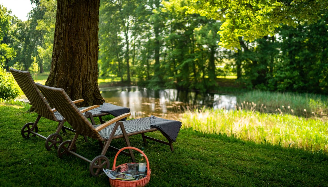 Relaxing in Lühburg Castle Park, © Schloss Lühburg Relaxing in Lühburg Castle Park, © Schloss Lühburg