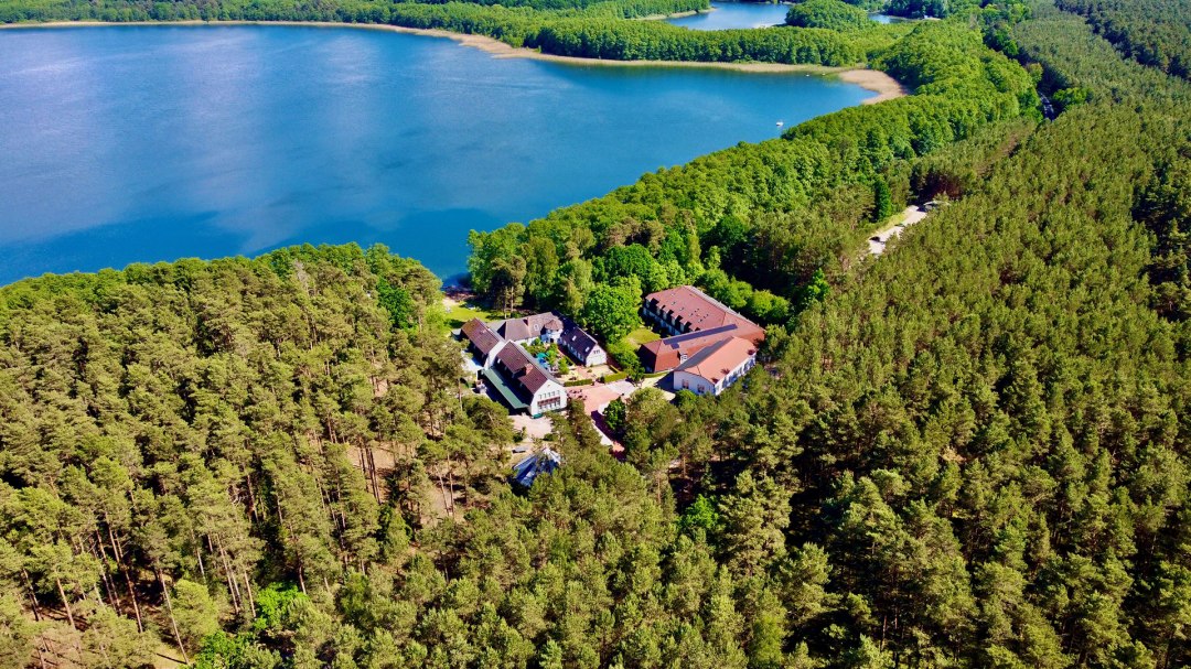 Genesteld in het Nationaal Park Müritz, aan de Großer Labussee. Meer ruimte is niet mogelijk!, © Familotel Borchard´s Rookhus