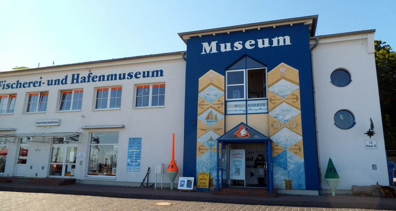 Znajduje się bezpośrednio w porcie miejskim: Muzeum Rybołówstwa i Portu w Sassnitz // © Heike Seelenbinder Znajduje się bezpośrednio w porcie miejskim: Muzeum Rybołówstwa i Portu w Sassnitz // © Heike Seelenbinder