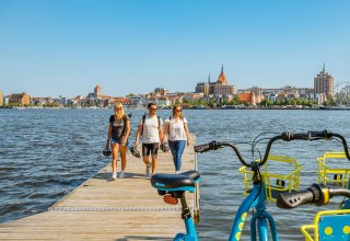 Vom Gehlsdorfer Ufer aus, den Blick auf den Rostocker Stadthafen genie&szlig;en // &copy; MV-T/Tiemann