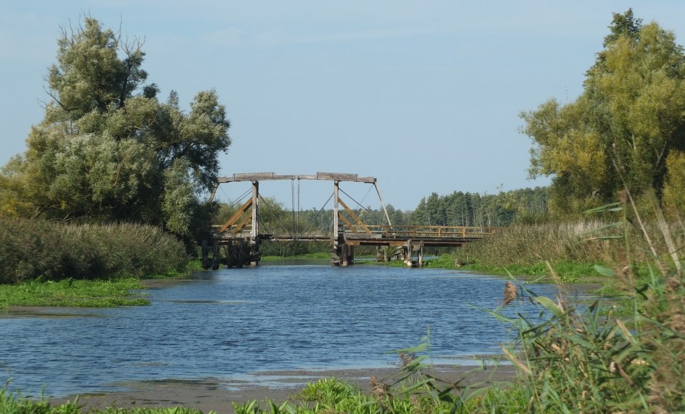 Drewniany most zwodzony nad rzeką Trebel znajduje się zaledwie kilkaset metrów od WWR // © Martin Hagemann Drewniany most zwodzony nad rzeką Trebel znajduje się zaledwie kilkaset metrów od WWR // © Martin Hagemann