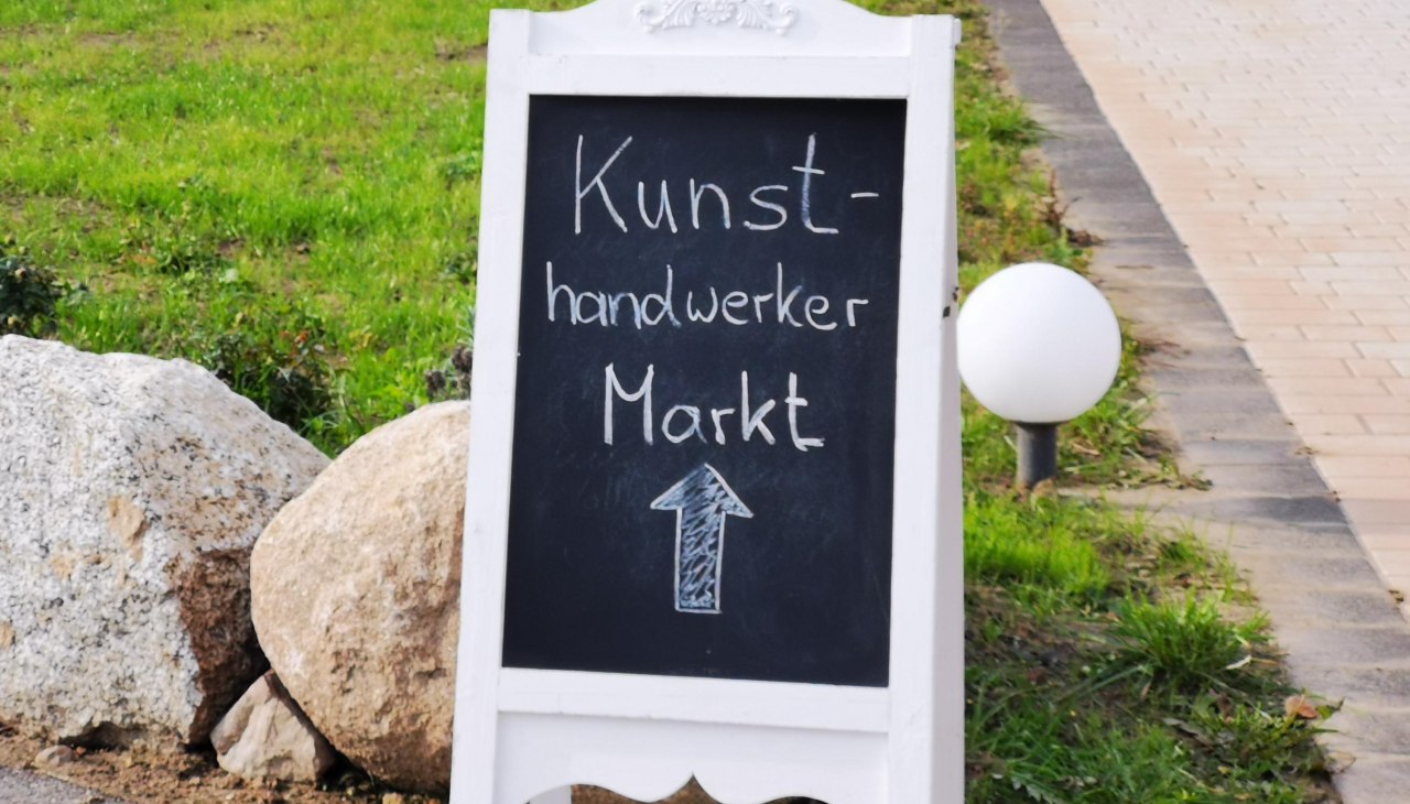Schild Kunsthandwerkermarkt, &copy; Ostseem&uuml;hle
