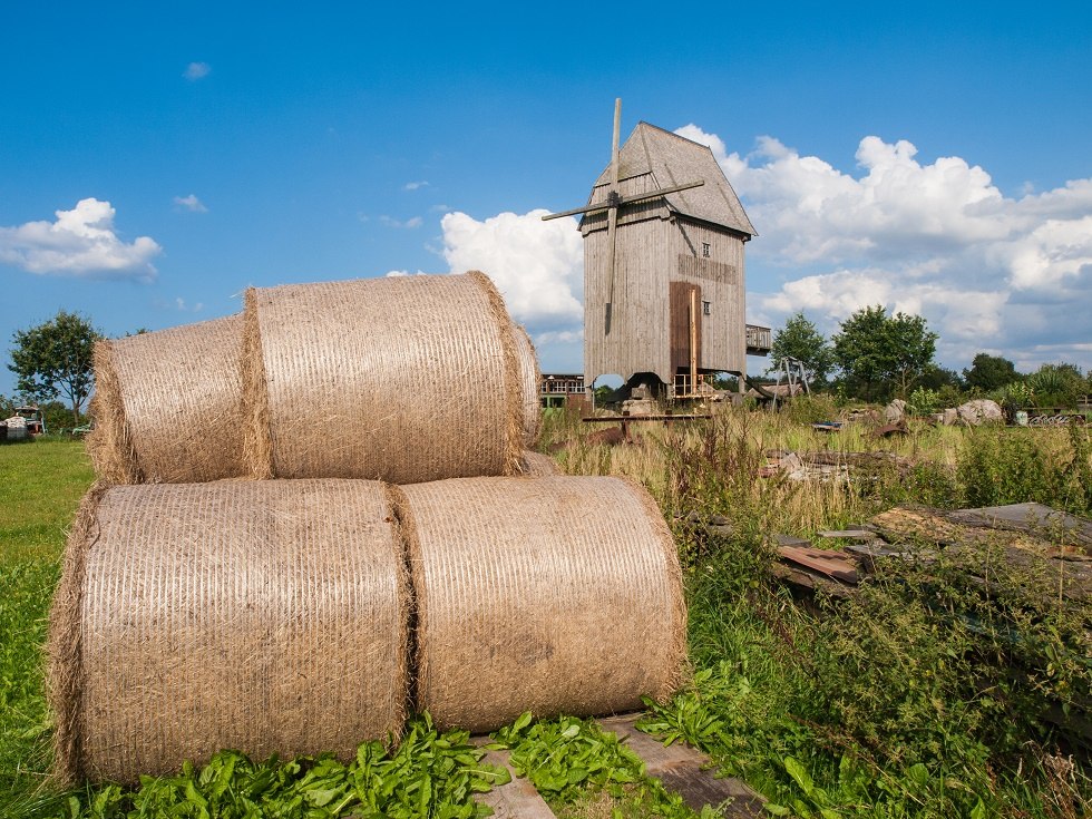 Windmolen met strorollen op de voorgrond., &copy; Frank Burger