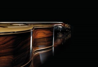 horizontale gitaar van Firam Armin Hanika, zijaanzicht // &copy; Hanika Gitarren