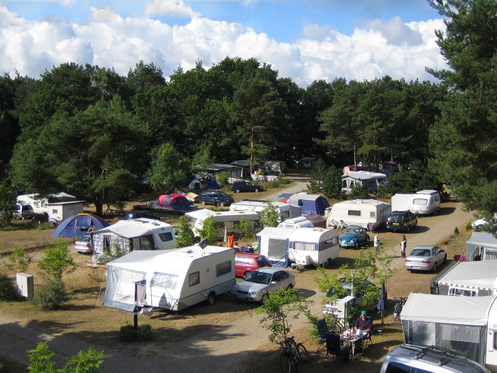 Widok na kemping // &copy; Campingplatz Am Sandfeld