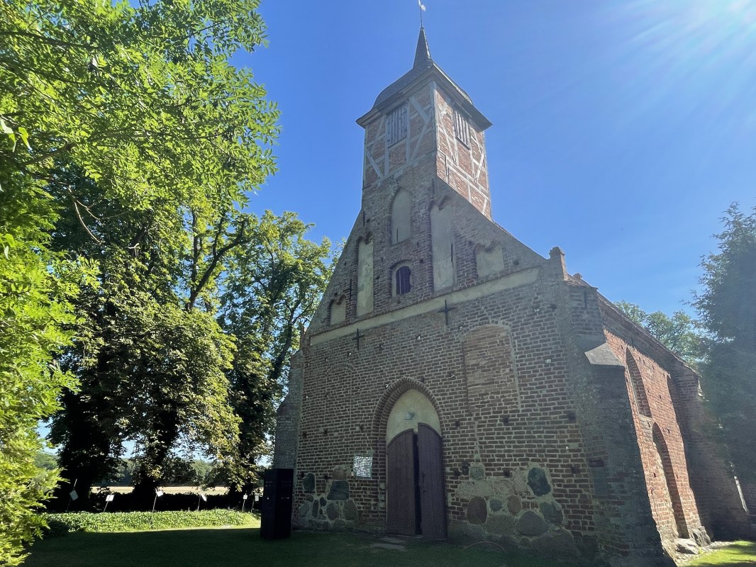 Widok kościoła w Landow z przodu // © Freundeskreis Kirche zu Landow e.V. Widok kościoła w Landow z przodu // © Freundeskreis Kirche zu Landow e.V.