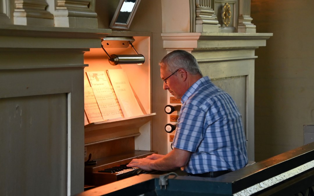 Organista Manfred Absalon przy organach, © Sabrina Lampe/Förderkreis Kirche Damshagen
