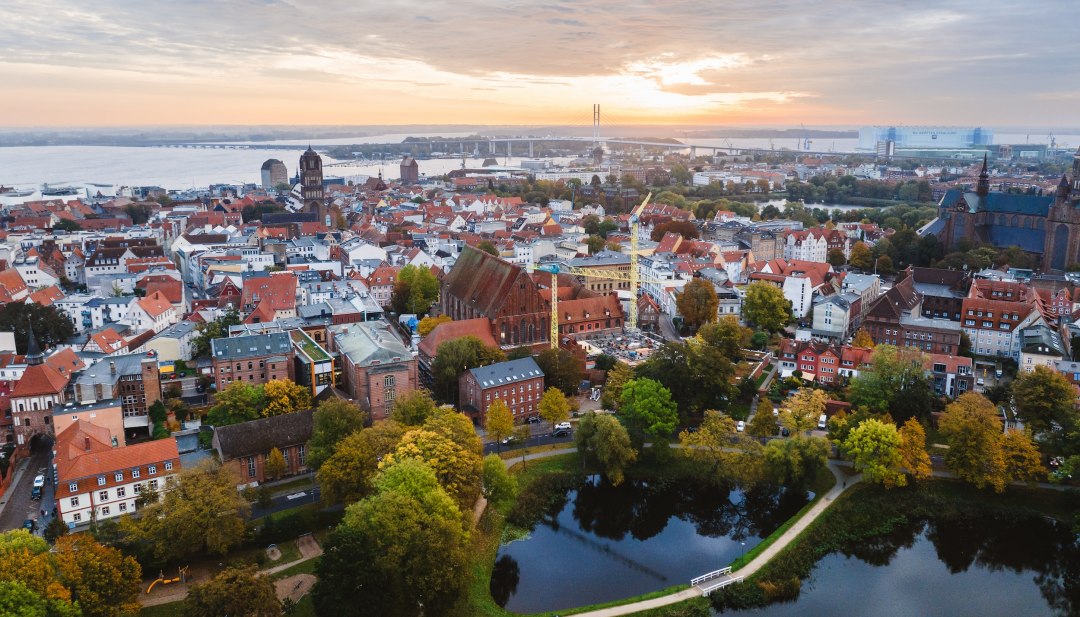 Het Sint-Katelijneklooster ligt in het hart van de door UNESCO beschermde oude binnenstad van de Hanzestad Stralsund.
