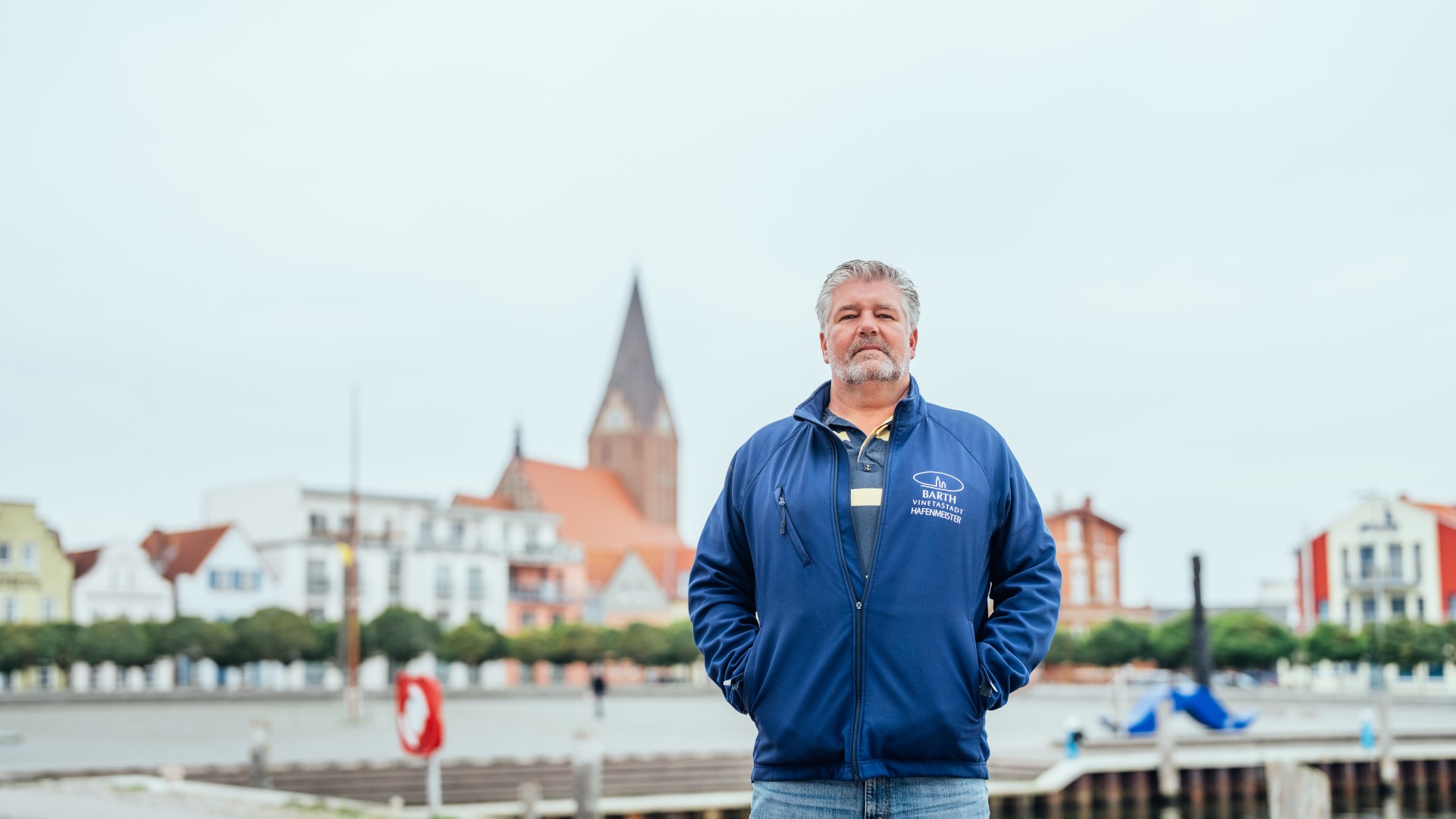 Portret Stephana Wenke - kapitan portu w Barth stoi w basenie portowym // Portret Stephana Wenke - kapitana portu w Barth // © MV-T/Tiemann Portret Stephana Wenke - kapitan portu w Barth stoi w basenie portowym