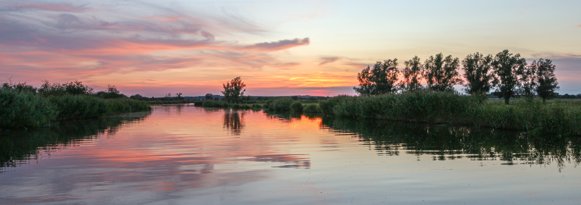 Podróż łodzią mieszkalną na zachód słońca na rzece Peene // © MV-T/Witzel Podróż łodzią mieszkalną na zachód słońca na rzece Peene // © MV-T/Witzel