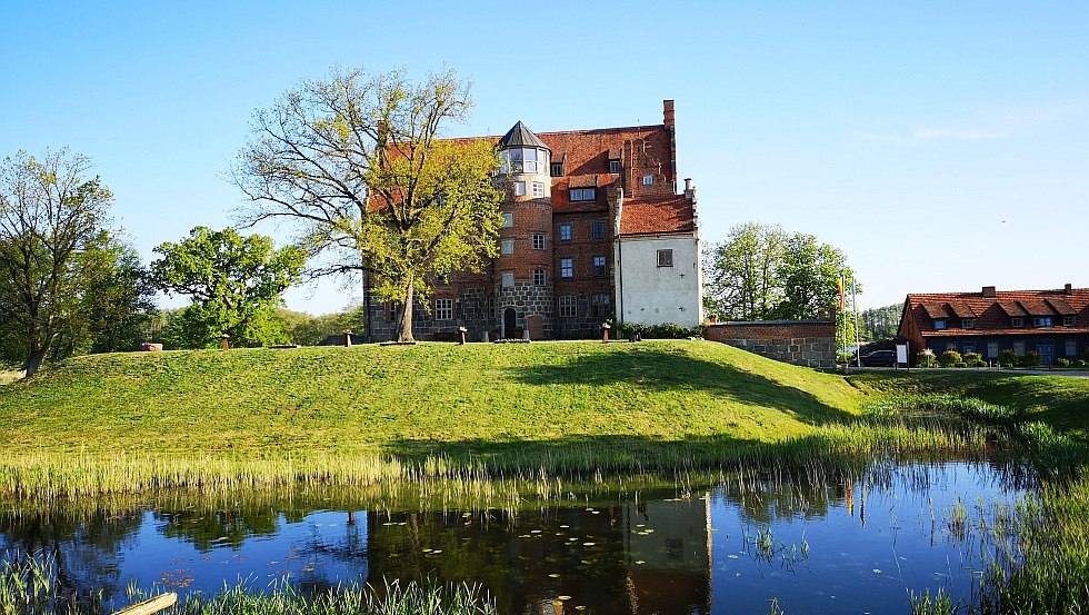 Widok z zewnątrz na zamek Ulrichshusen wiosną // © Kathleen Stutz Widok z zewnątrz na zamek Ulrichshusen wiosną // © Kathleen Stutz