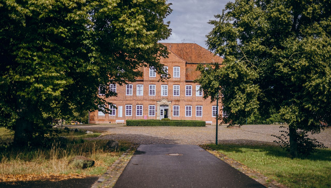 Widok z zewnątrz na Künstlerhaus Schloss Plüschow, © Schloss Plüschow Widok z zewnątrz na Künstlerhaus Schloss Plüschow, © Schloss Plüschow