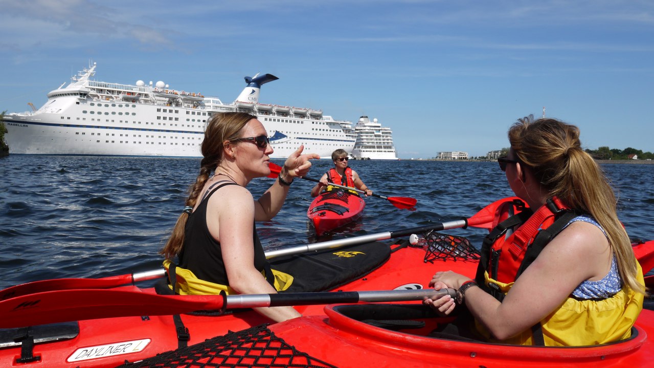 Gids met peddelende gasten, &copy; Ronald Kley