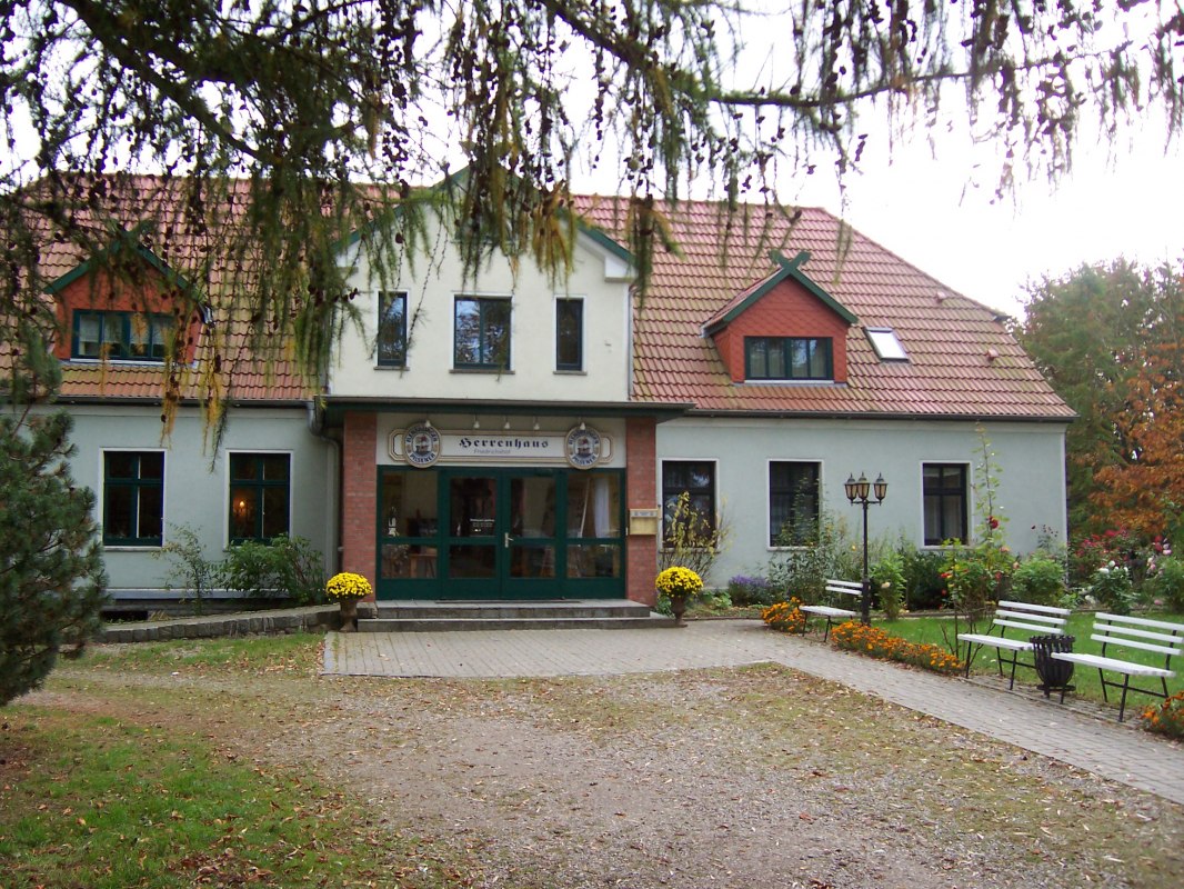 Friedrichshof manor house - courtyard side // &copy; Herrenhaus Friedrichshof