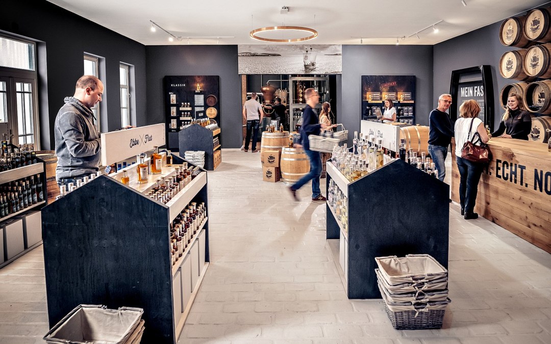 Snuffel, winkel en proef in de showroom van de distilleerderij., © Störtebeker Brennerei GmbH