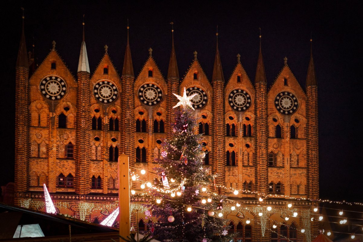 På julemarkedet i Stralsund kan du glæde dig til gratis koncerter, kunsthåndværk, forlystelser, en stor skøjtebane og et middelalderligt adventsmarked i Johannisklosteret. // © Stadtwerke Stralsund SwenLewerenz På julemarkedet i Stralsund kan du glæde dig til gratis koncerter, kunsthåndværk, forlystelser, en stor skøjtebane og et middelalderligt adventsmarked i Johannisklosteret. // © Stadtwerke Stralsund SwenLewerenz