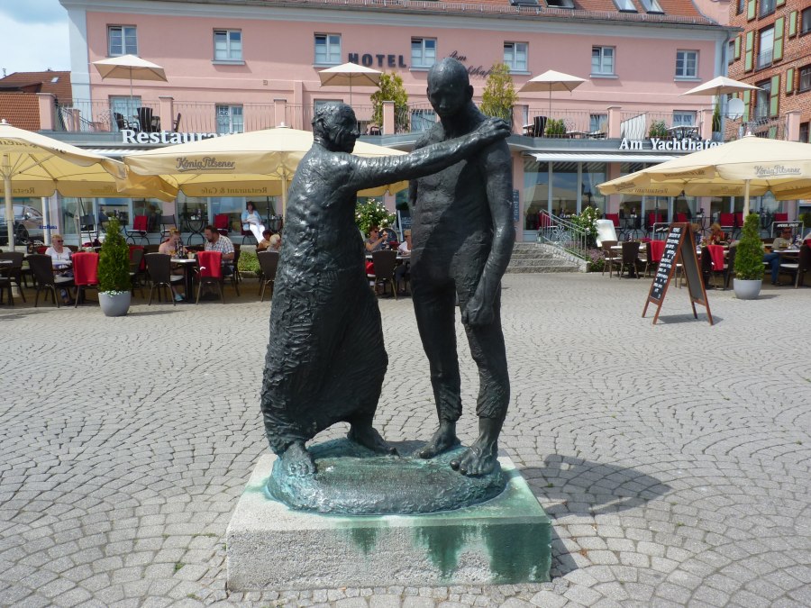 Group of figures by Stephan Voigtl&auml;nder, &copy; Waren (M&uuml;ritz)-Information